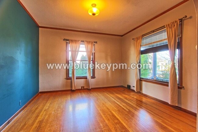Building Photo - First Month Free on a 12 Month Lease!  2 Bed, 1 Bath 2 Story Unit with Victorian Architectural De...