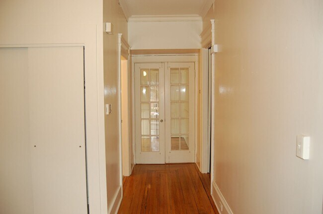 Building Photo - AVAILABLE AUGUST 1, 2026 - Charming 1st. F...