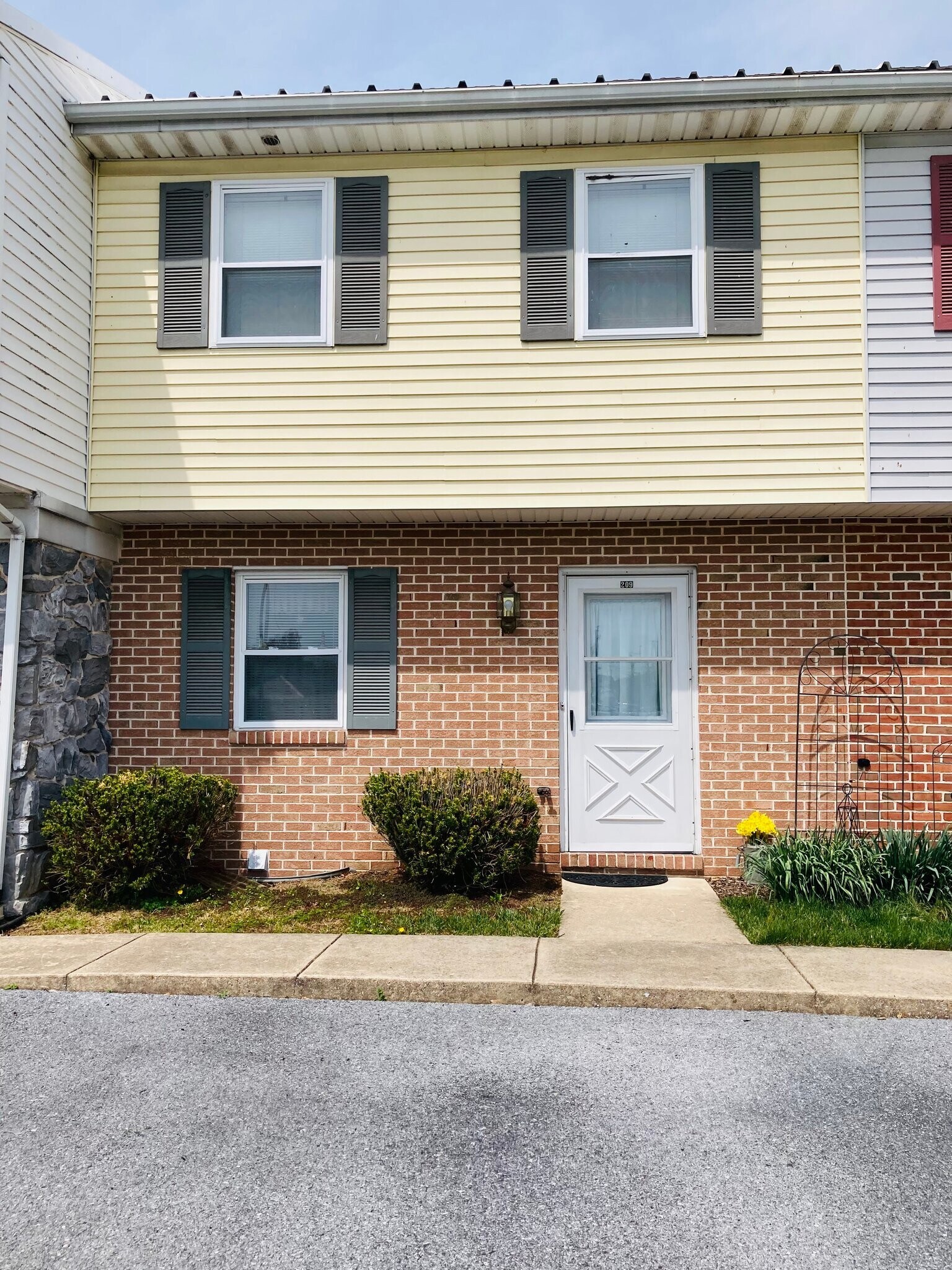 Building Photo - 209 W Hamilton Ave