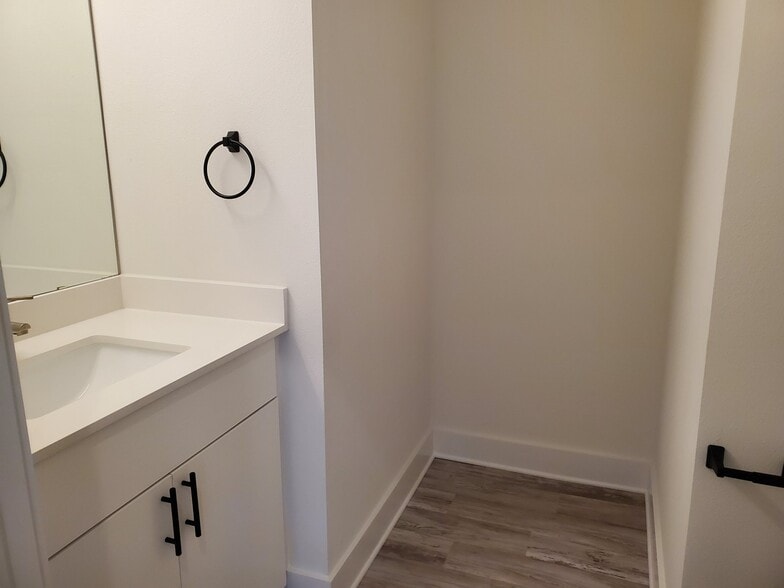 Building Photo - 6016 Fairway St