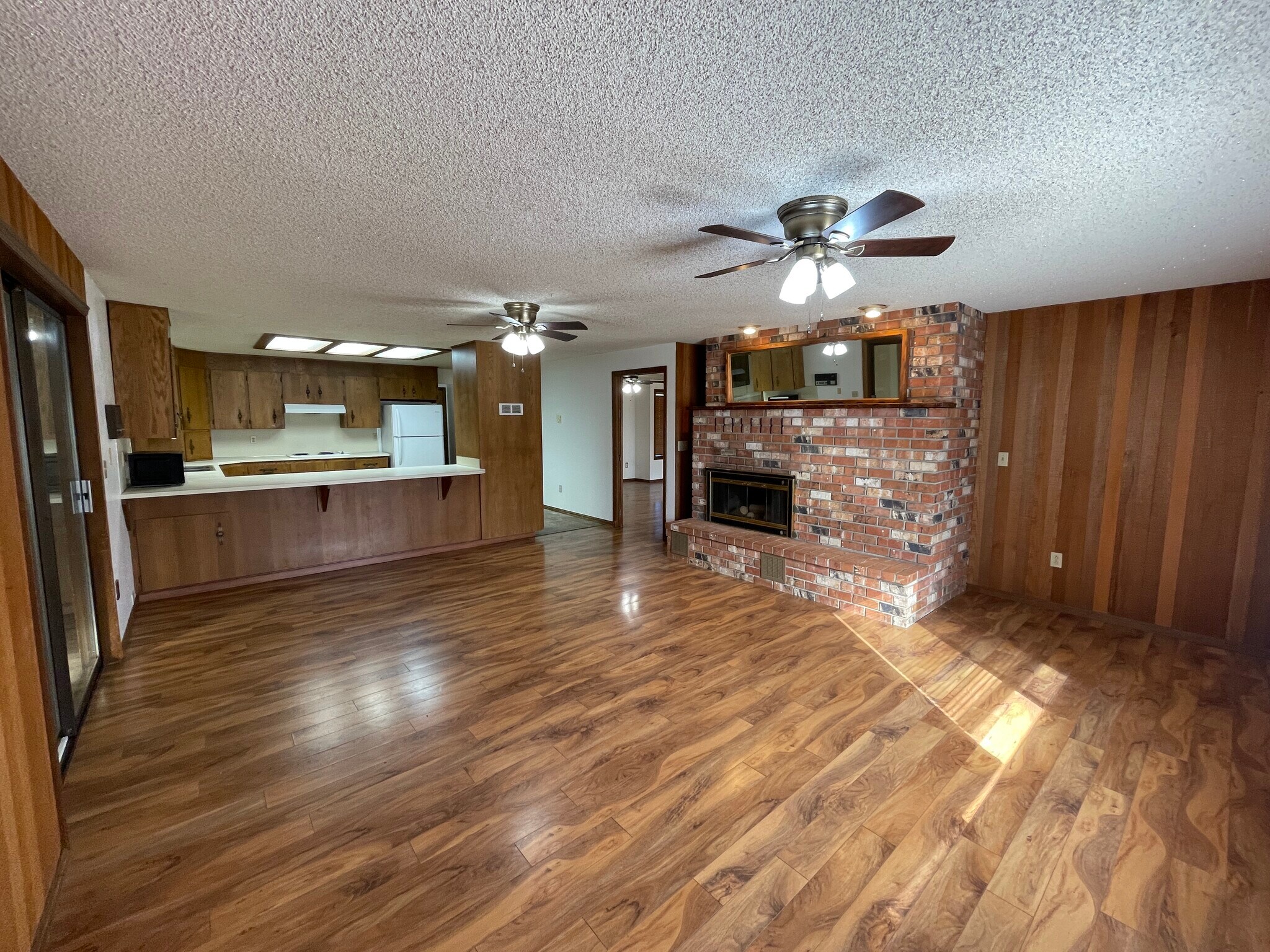 Great Rm & Kitchen - 11923 Canyon Rd E