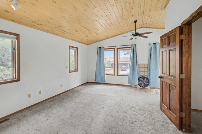 Building Photo - 305 Mesa Dr