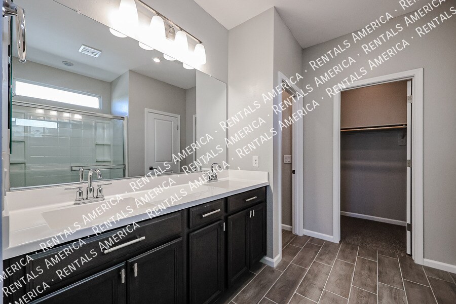 Building Photo - 17817 W Country Club Terrace