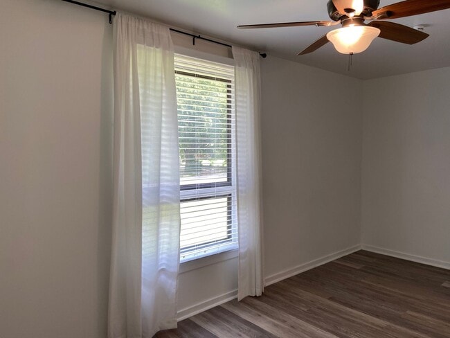 Building Photo - 3/1 Brick Home in East Nashville Available...