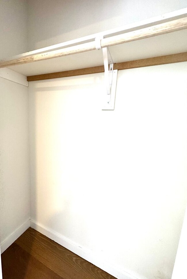Building Photo - Remodeled Condo 2 Blocks to St. David's Me...