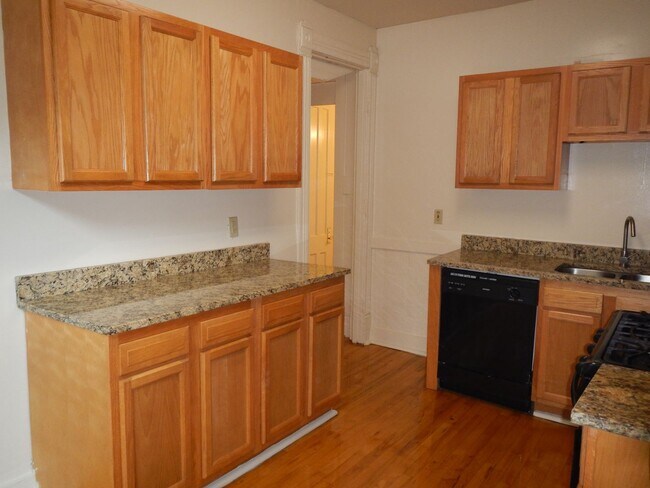 Building Photo - Newly Renovated 1st Floor Apartment with G...