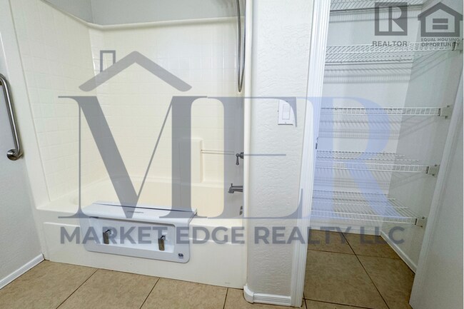 Building Photo - 3Bed/2Bath Home at Cotton Ln/Greenway Rd! $399 MOVE-IN SPECIAL! Ready for Immediate Move-In!