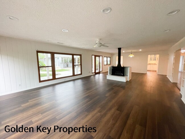 Building Photo - Charming farmhouse available in rural Vist...