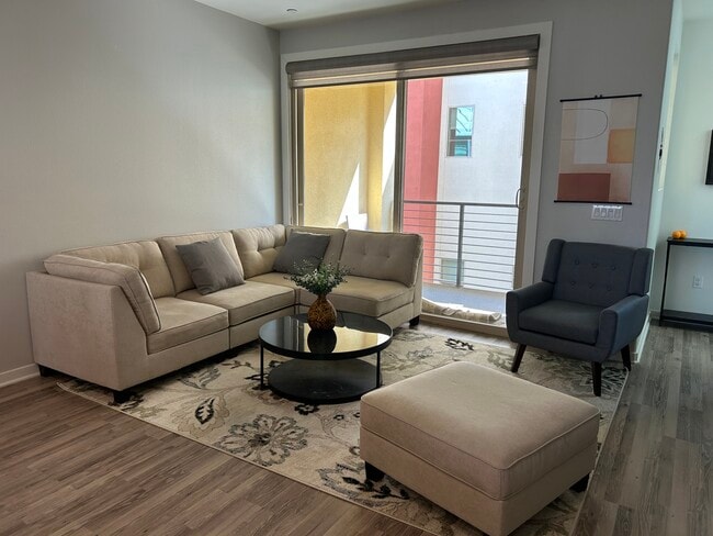 Building Photo - 212 Paramount