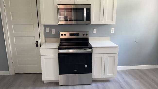 Building Photo - Fully Renovated Modern Finishes, Great Yar...