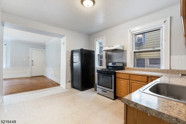 Building Photo - 148 Lyons Ave