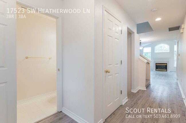 Building Photo - Spacious Sherwood Townhouse!