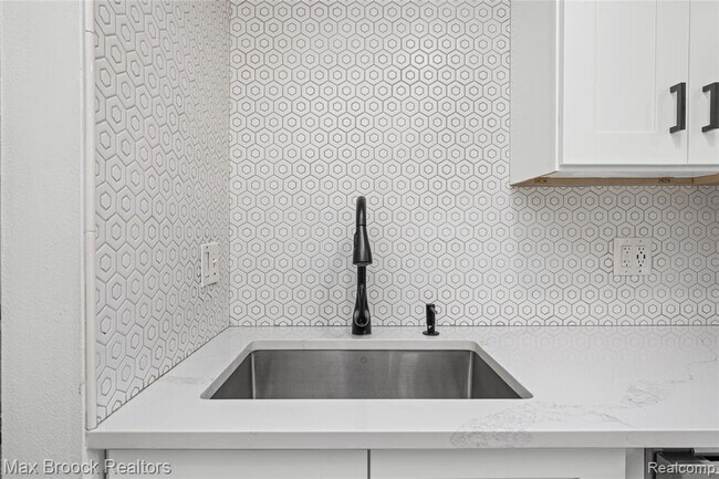 Building Photo - 7432 Azalea Ct
