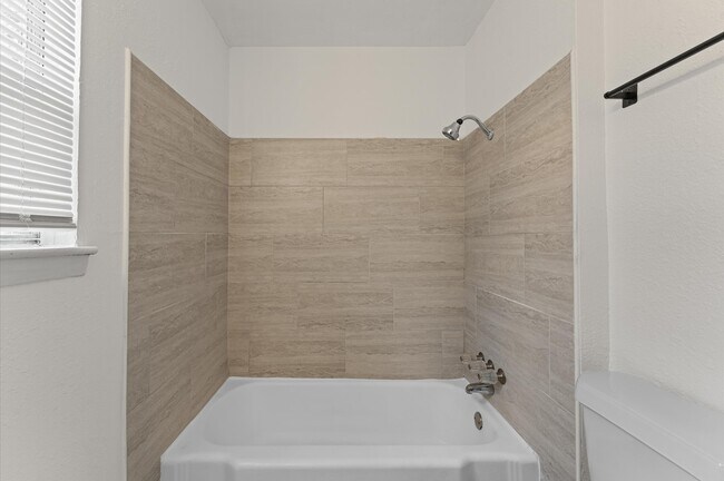 Building Photo - 5535 Lakefield Dr