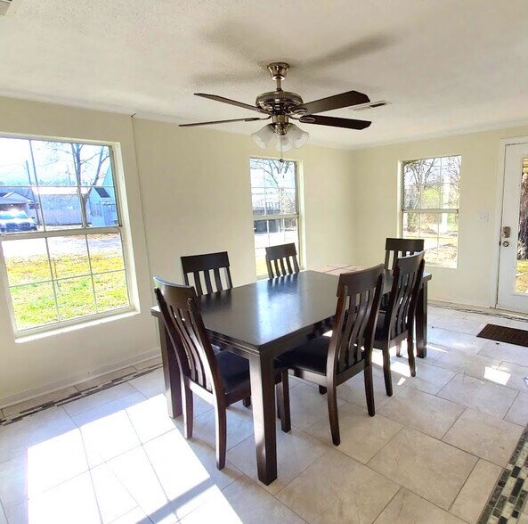 Nice large dining room with 6 piece dining set - 526 Monroe St