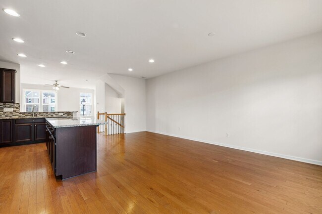 Building Photo - Beautifully Maintained 4BR/3.5BA End-Unit Townhome in Twin Lakes