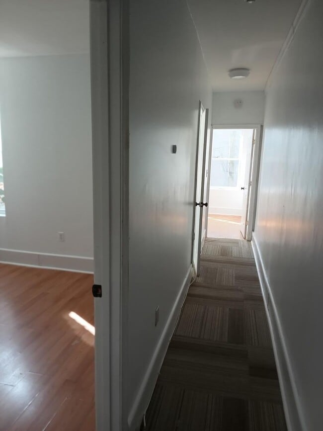 Building Photo - Large lovely 3BR, 1.5 bathroom home