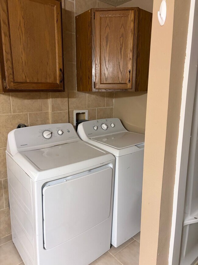 Building Photo - Beautiful Duplex Available Now