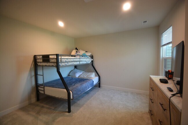Building Photo - Beautiful and New this 4 Bedroom Townhouse
