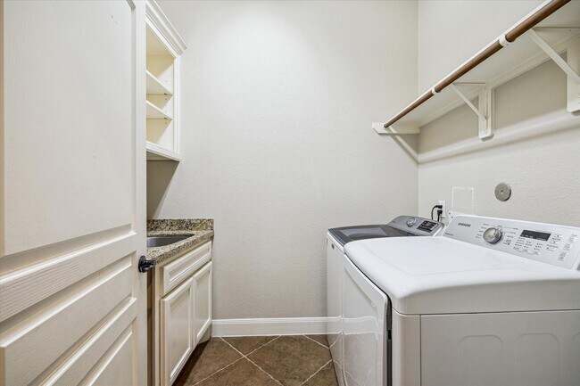 Building Photo - 5902 Chatham Cove