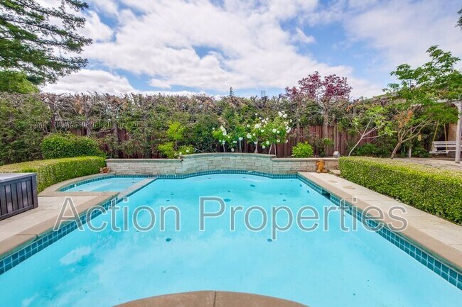 Building Photo - 450 Juanita Way