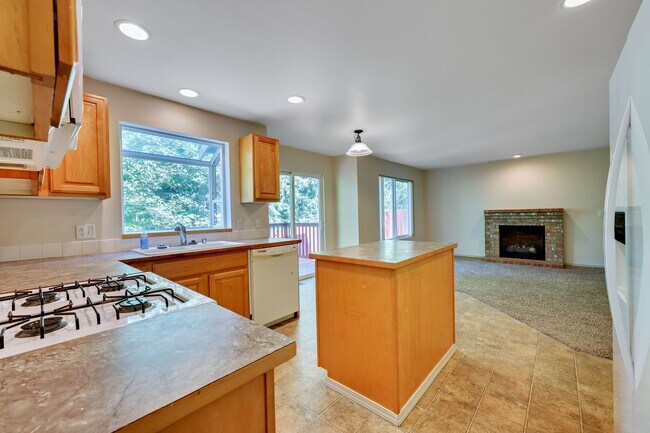 Building Photo - Highly Desirable Home in Ridgetop Communit...