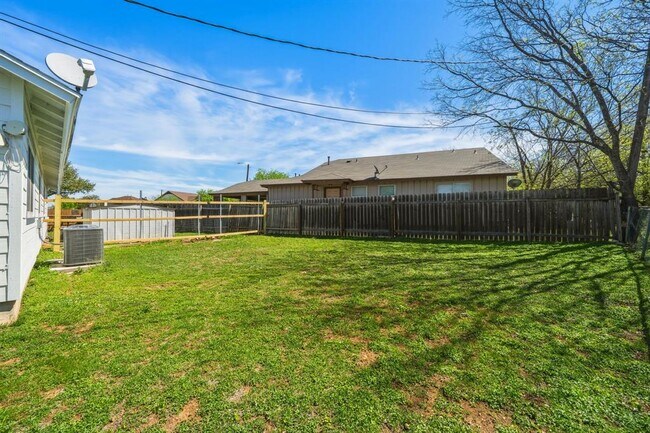 Building Photo - 513 Texas Ave