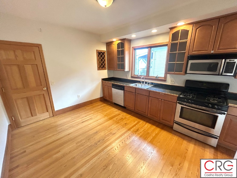 Building Photo - 18 Wellington Rd