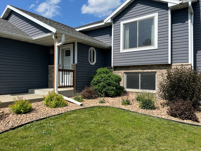Building Photo - Beautifully Updated 4-Bed Home in Prime NW Location!