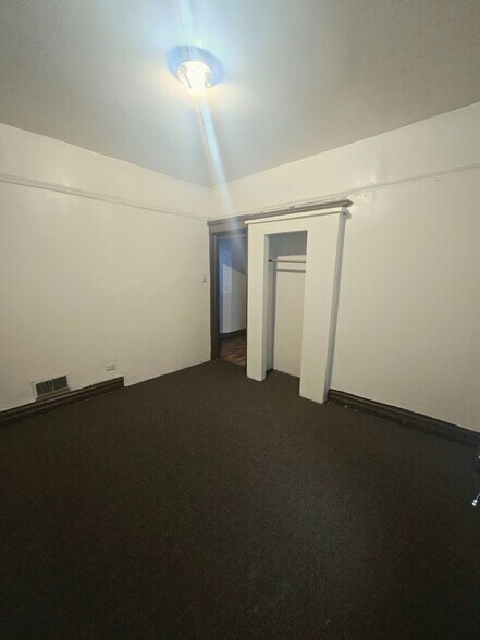 Building Photo - 725 W 69th St