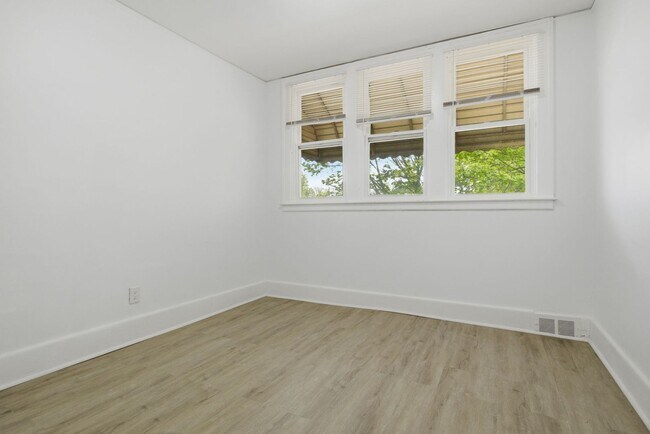 Building Photo - $1200/month bungalow