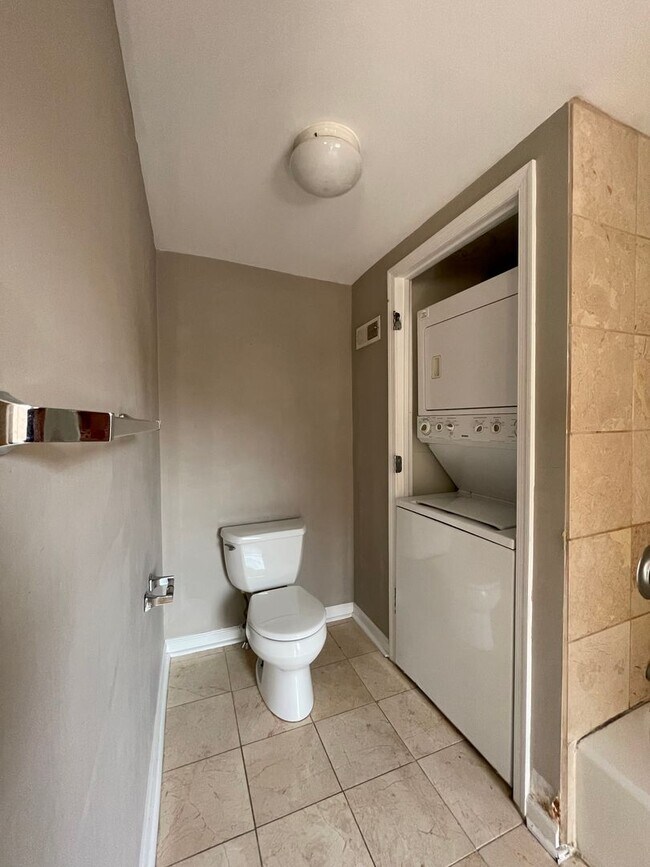 Building Photo - Cozy One Bedroom Townhome w/ All Amenities...