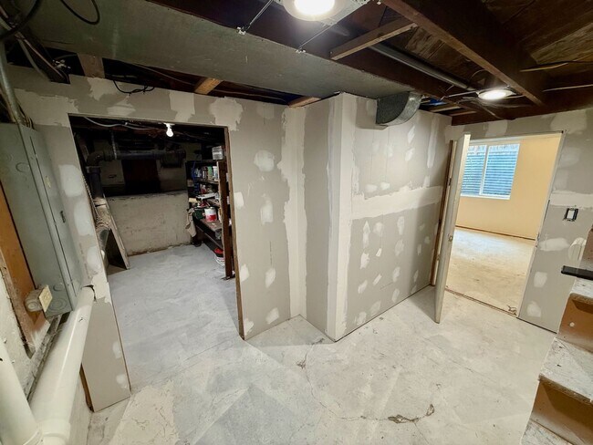 Building Photo - Spacious and Well-Equipped 3 Bed Spokane H...