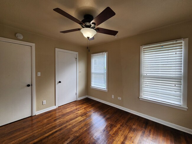 Building Photo - 4/2.5 House With Extra Room Or Office Spac...