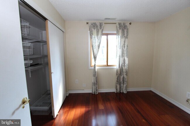 Building Photo - 208 Ravens Crest Dr