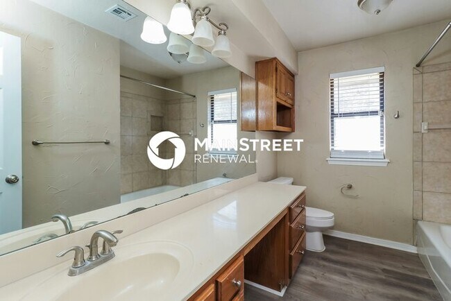 Building Photo - 3 Bedroom Pet-Friendly Home in EDMOND, OK with Main Street Renewal