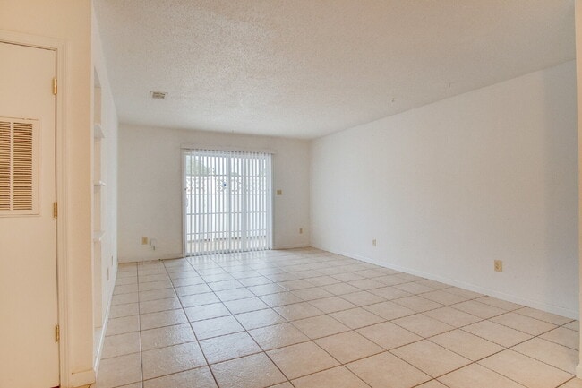 Building Photo - Pet-friendly Spacious Vinyl-Sided 2BR Apartment in Gulf Breeze