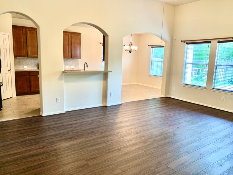 Living Room to Kitchen - 8922 Parlin Ridge Dr