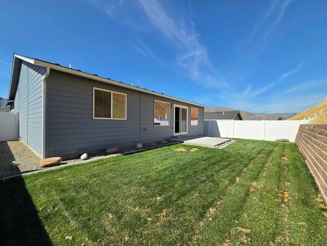 Building Photo - Gorgeous 3 bedroom 2 bath HOUSE in coveted...