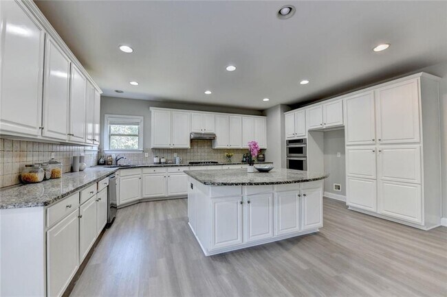 Building Photo - 4805 Shelbourne Dr