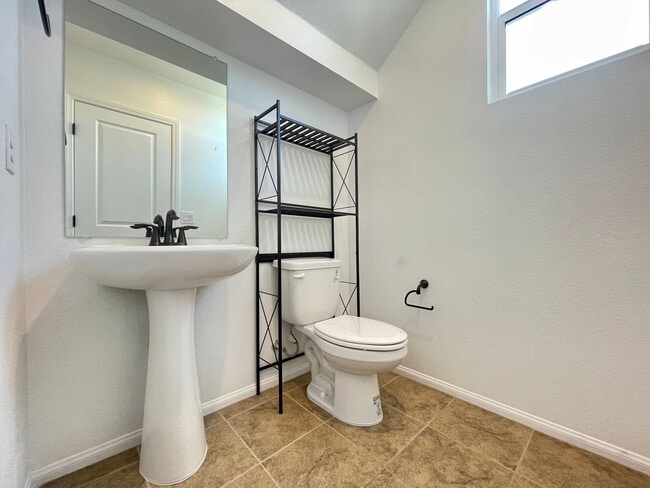 Building Photo - Amazing 3 bedroom in master planned commun...