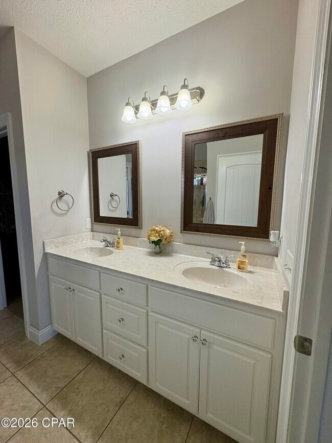 Building Photo - 801 W 17th St