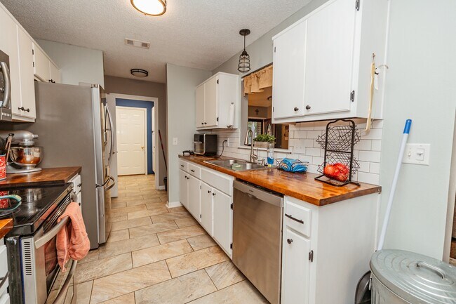 Building Photo - 425 Whirlaway Ct