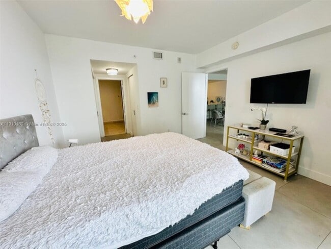 Building Photo - 488 NE 18th St