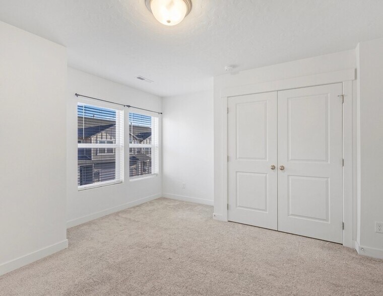 Building Photo - 4515 E Hurstbourne Dr