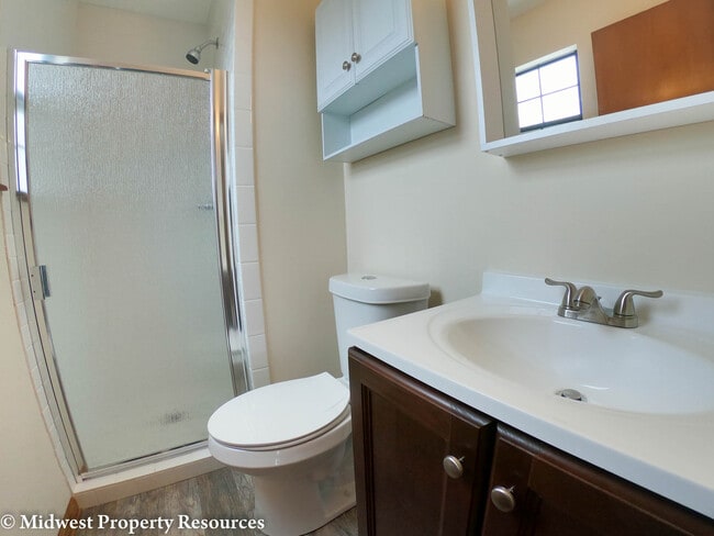 Building Photo - Clean and Fresh 3 Bedroom/2 Bath home in L...