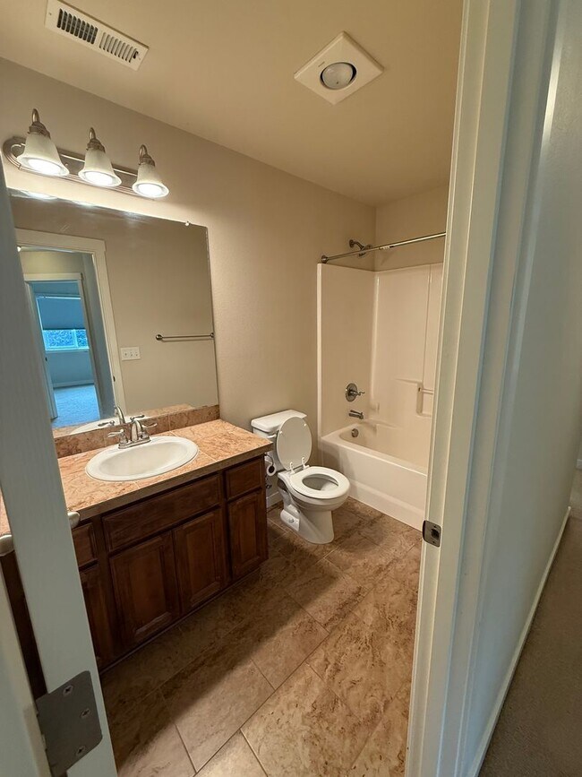 Building Photo - Gorgeous 4Bd/2.5Ba Craftsman Home in East Vancouver!