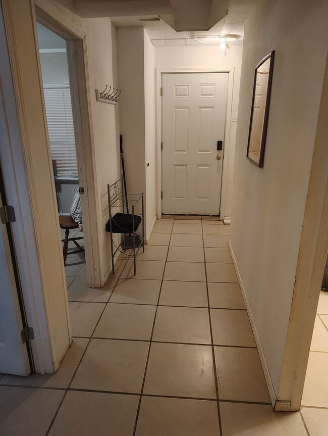 Building Photo - AVAILABLE NOW 2 bed - 1 Bath Lead and I 25...