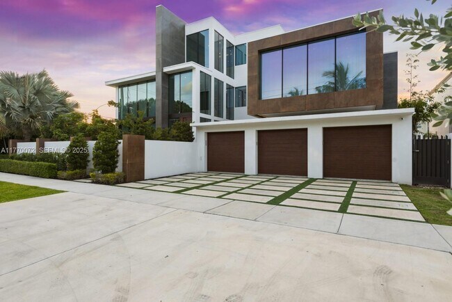 Building Photo - 1400 Bayview Dr