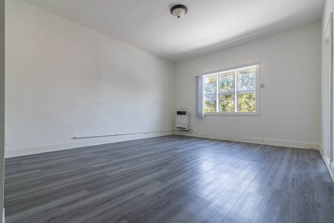 Building Photo - 560 N. Kingsley